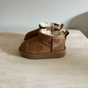 UGG kids classic ultra mini (w/ inside zip)